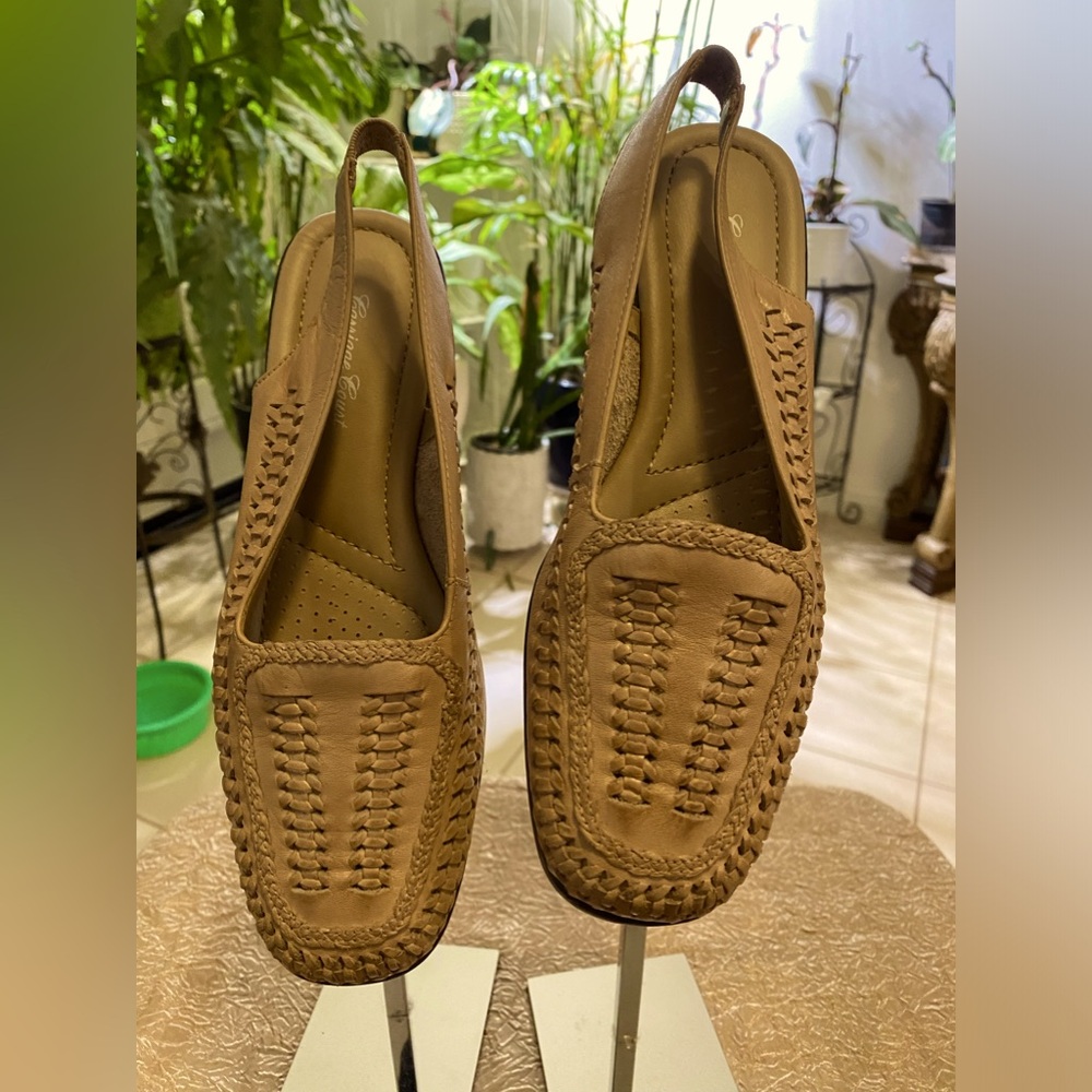 CARRIAGE COURT LOAFERS NWOT - Picture 2 of 6